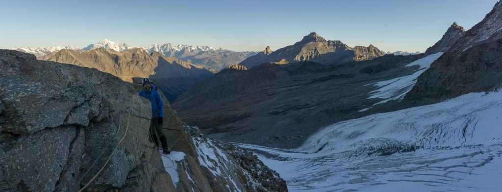 sur l'arête qui sépare les deux voies normales.