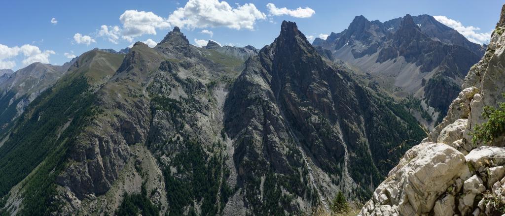 vue sur l'aiguille de Chillol et le vallon du même nom.