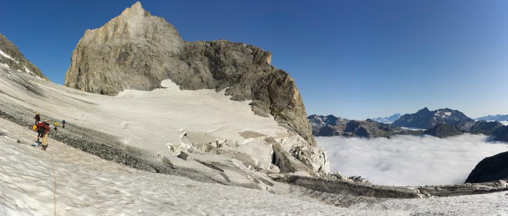 Mer de nuage sous l'aiguille de l'Epéna