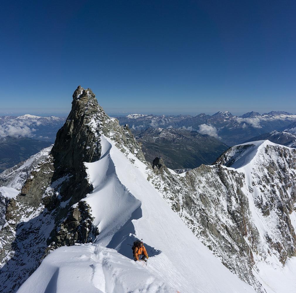 Après le grand gendarme, l'arête devient neigeuse et très fine.