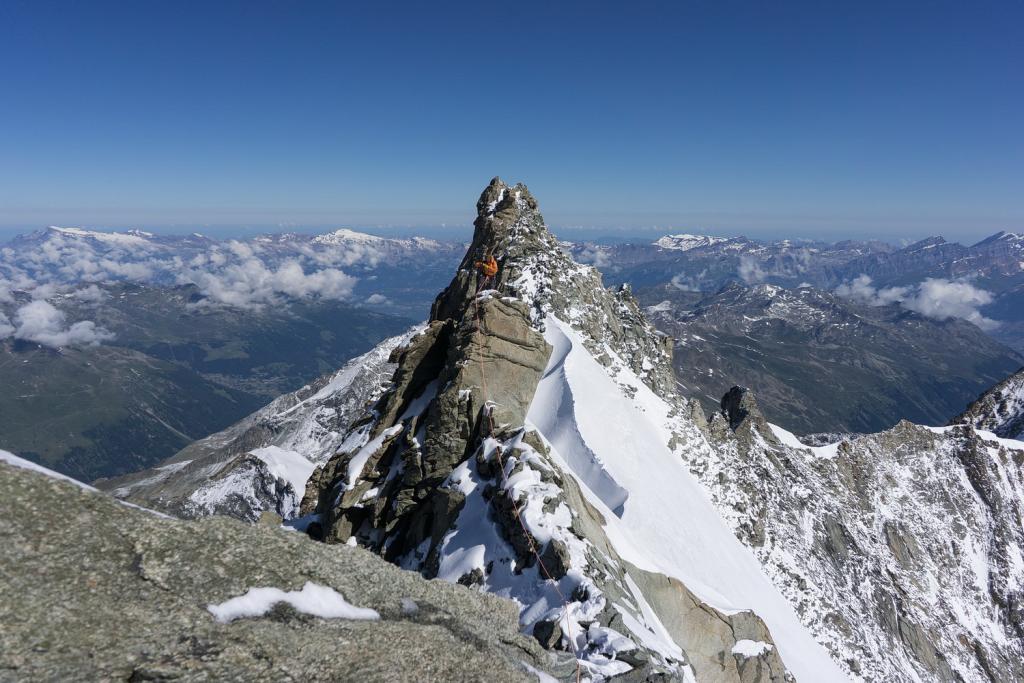 Un dernier passage rocheux à 150m du sommet, suivi d'une dernière partie neigeuse aérienne.