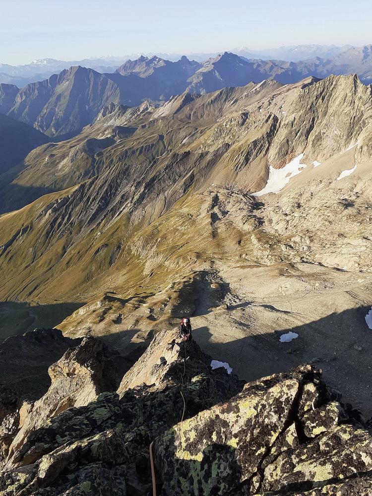 La suite avec une centaine de mètres très aérienne qui mène au sommet de la première pointe.