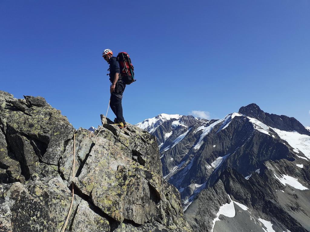 Bientôt en haut, avec vue sur le Mont Blanc et l'aiguille des Glaciers.