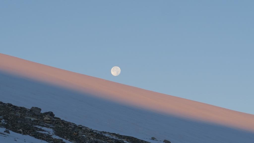 Le lune roule sur la pente