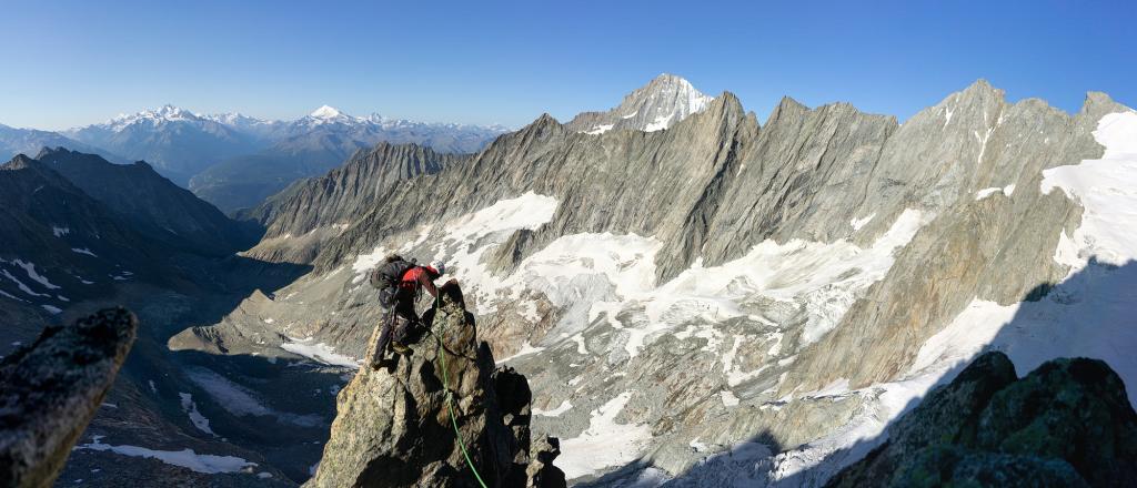 Le Bietschhorn en toile de fond tout le long de l'arête.