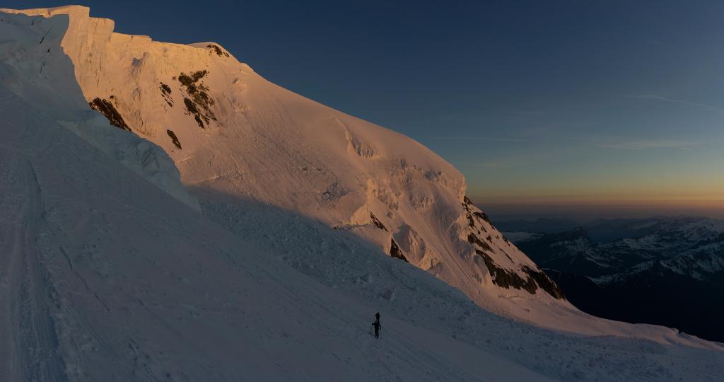 ... et illumination des séracs qui le dominent