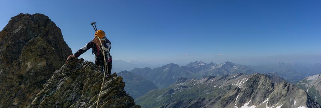 Dans la longue partie horizontale de l'arête.