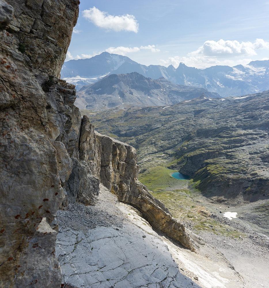 En contrebas, le lac de Plan Richard.