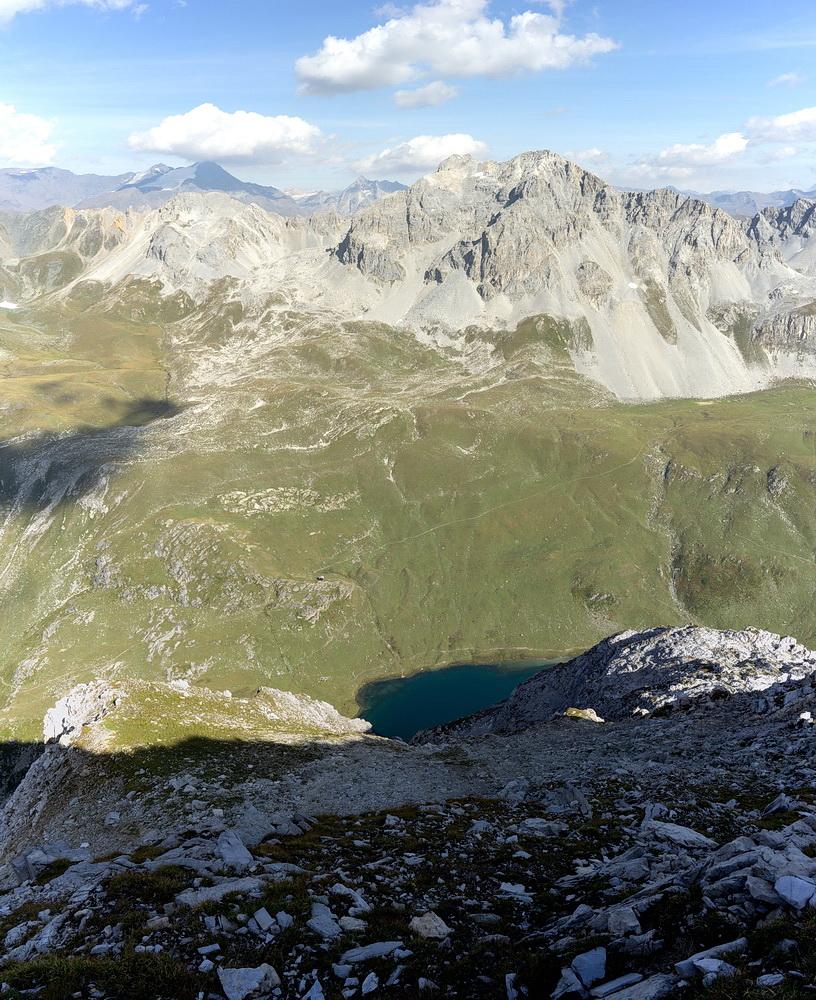 Descente versant Nord-Est vers le Mont Blanc de Peisey. En dessous le lac de la Plagne.